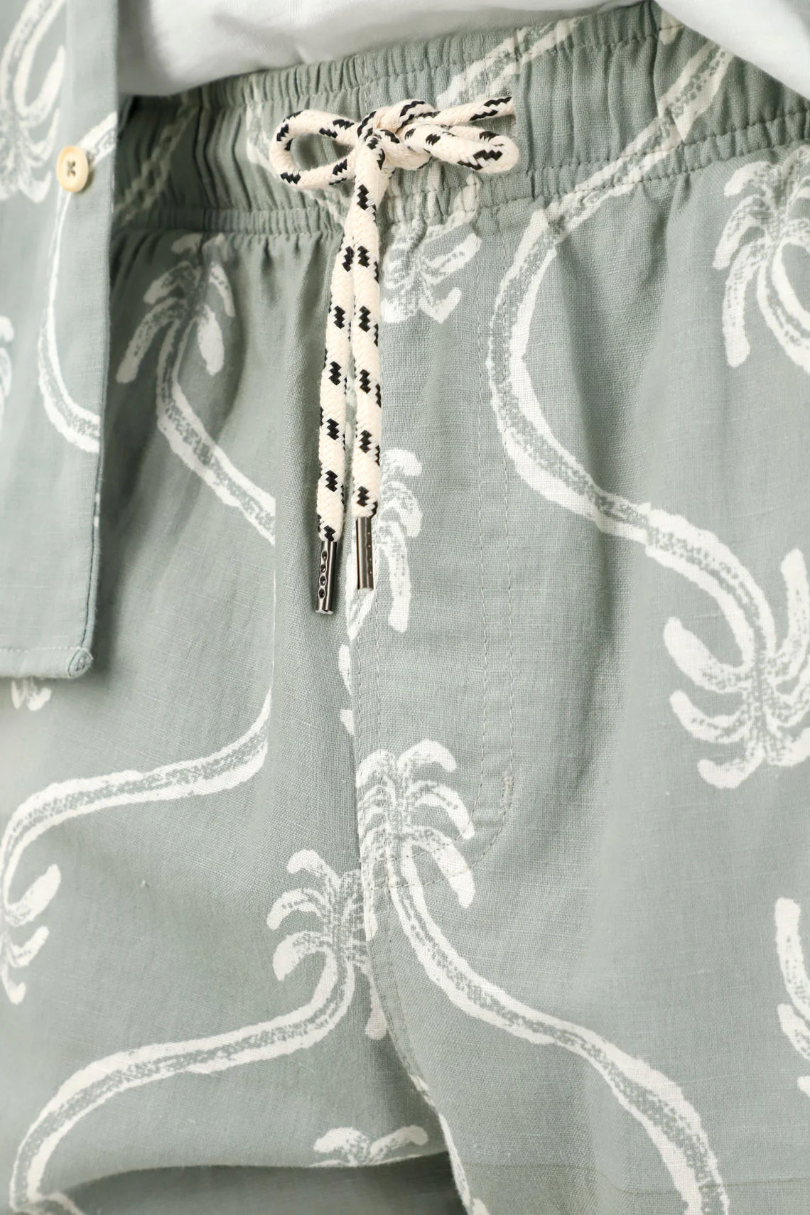 Light off-white Bermuda Shorts with Palm Print for Men - Image 2