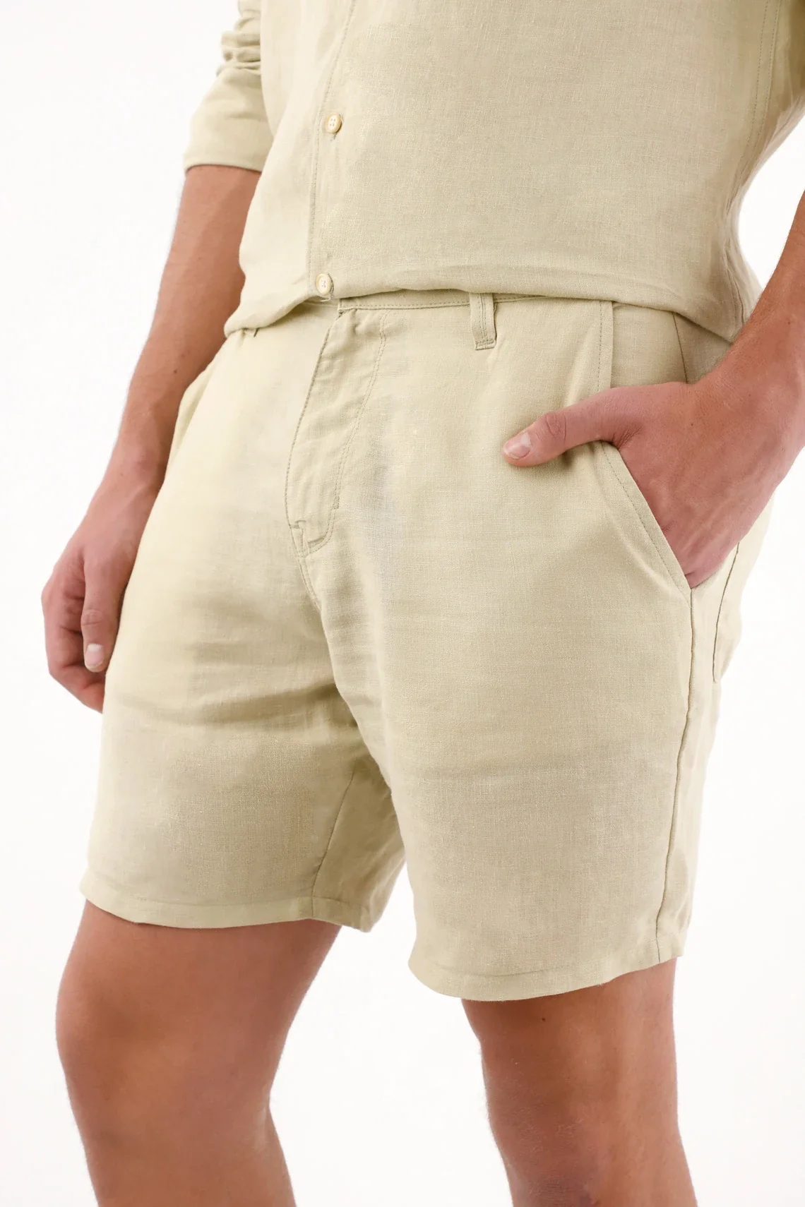 Straight fit chino shorts with side pockets in beige linen for men - Image 3