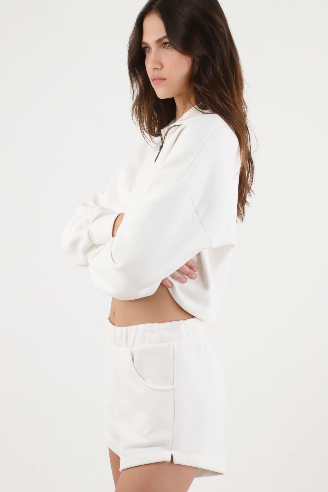 White cotton bermuda shorts for women with side slit - Image 3