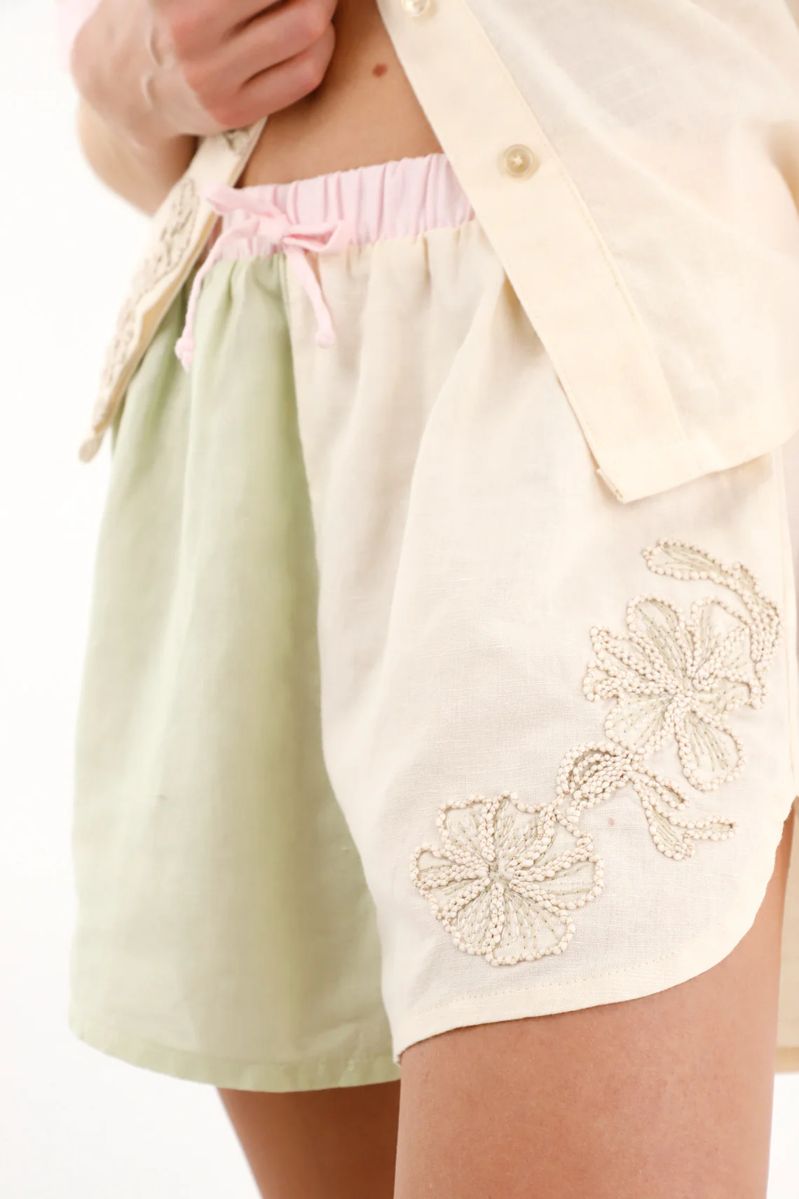 Women's multicolor embroidered shorts - Image 3
