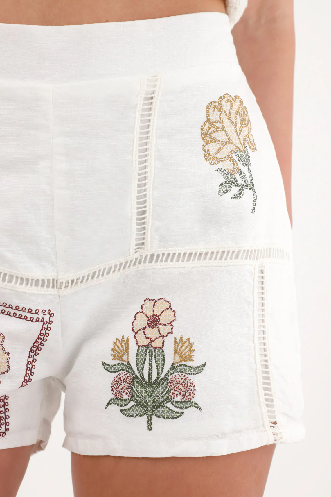 Women's traditional short bermuda with localized prints. - Image 3