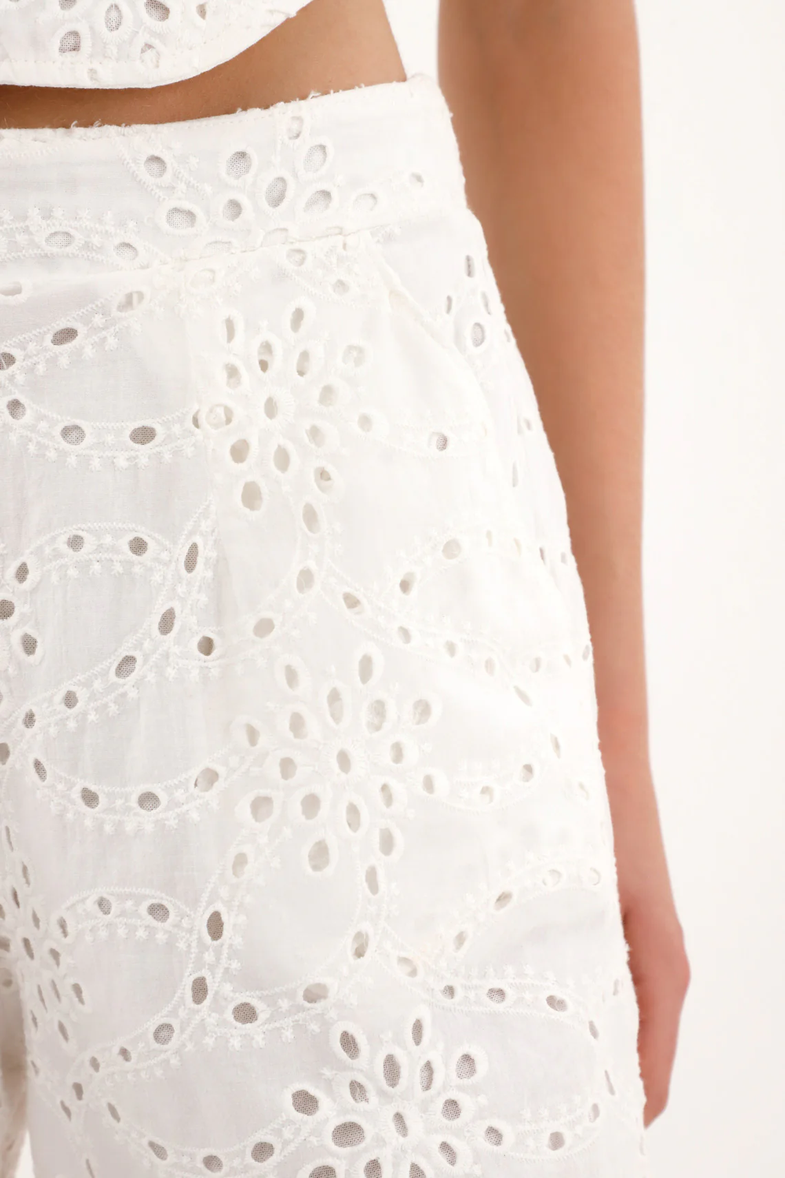 Women's cream Bermuda shorts with elastic waistband. - Image 3