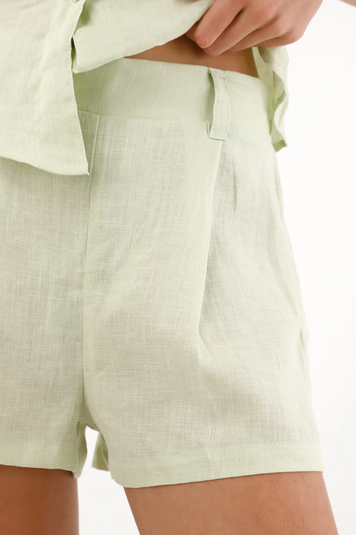 Women's Mid-Rise Green Linen Shorts - Image 3