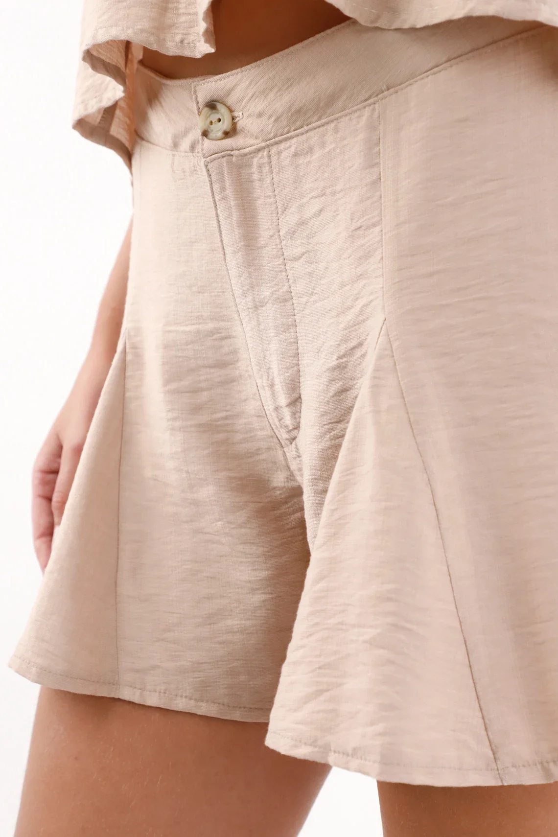 Women's Lightweight Sandy Fabric Bermuda with Relaxed Fit and Pleats - Image 3