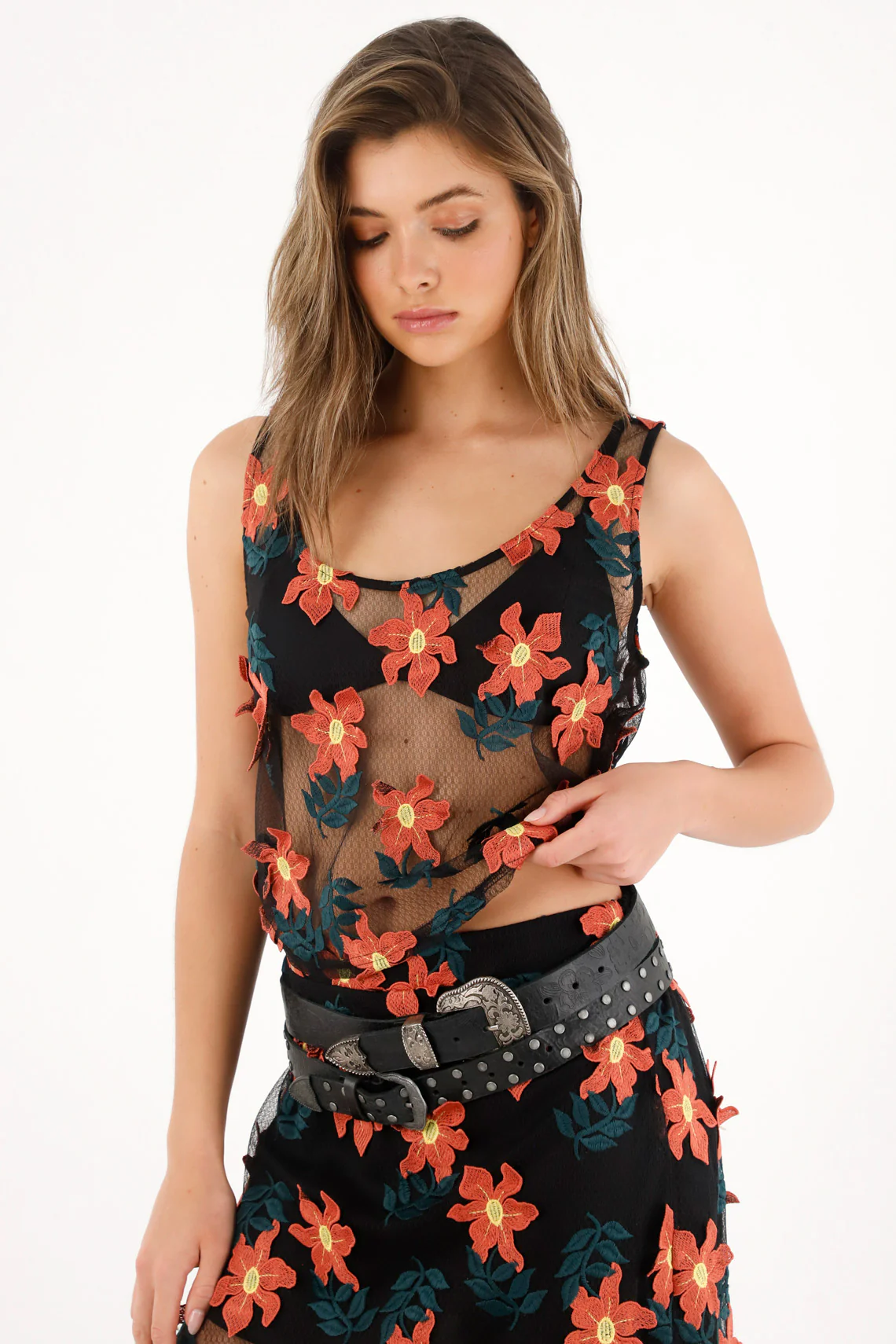 Women's sleeveless shirt with 3D flower appliquÃ©s - Image 2