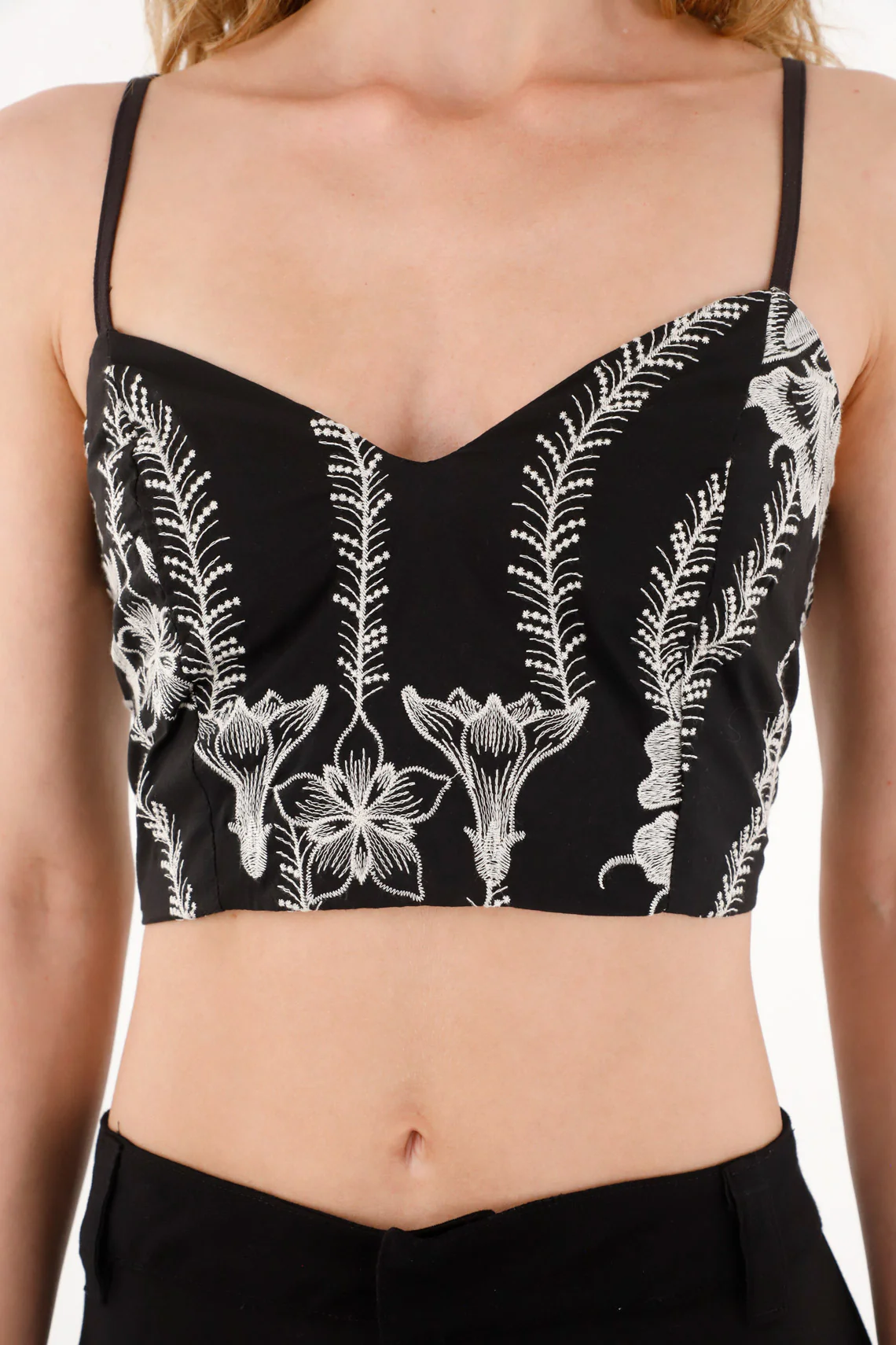 Women's black heart-shaped neckline crop top - Image 2