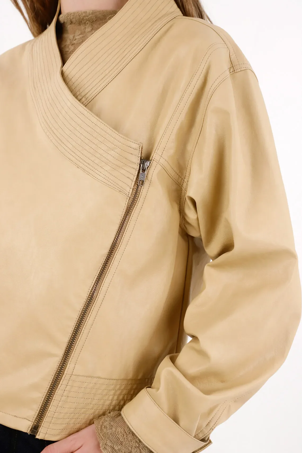 Off-White Unstructured Collar Jacket for Women - Image 3