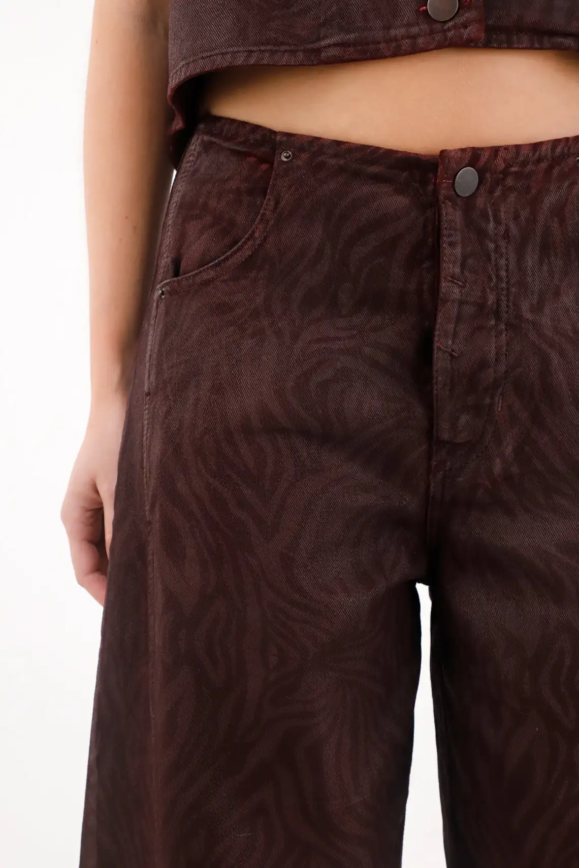 Horseshoe Jean animal print with resin effect for women - Image 3