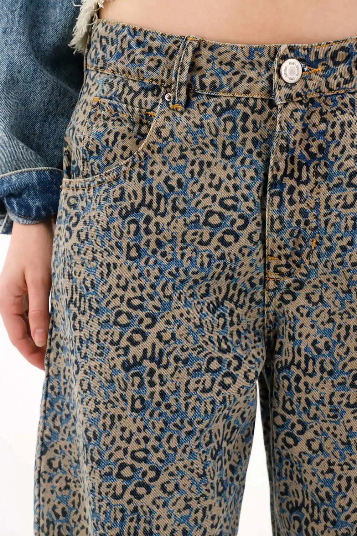 Animal Print Barrel Jeans for Women - Image 3