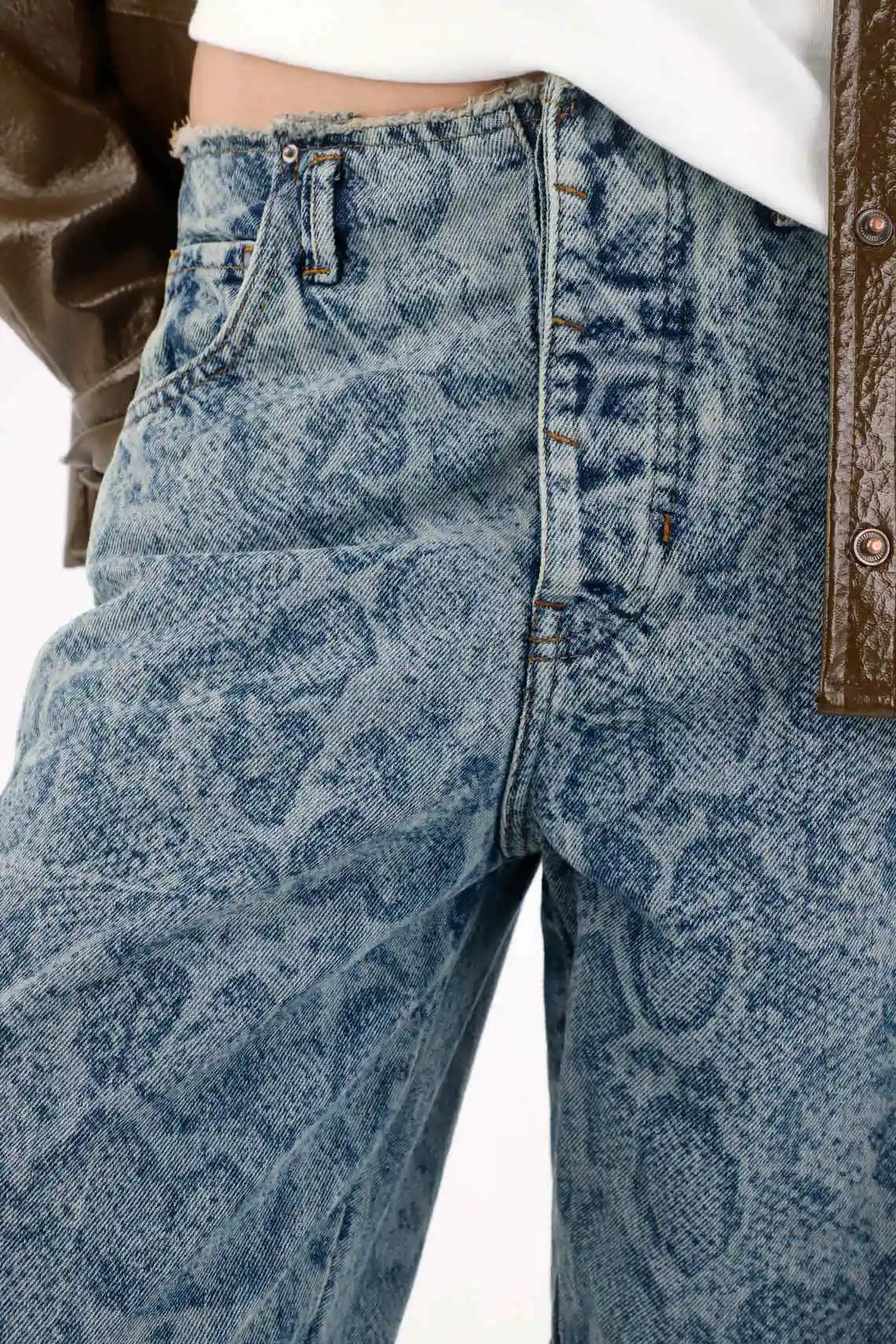 Horseshoe Low Rise Jeans for Women - Image 3