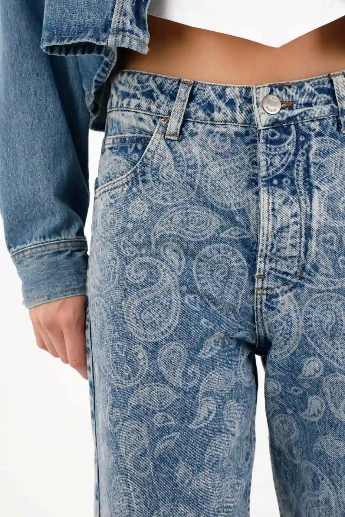 Light Blue Recto Jeans with Paisley Design for Women - Image 3