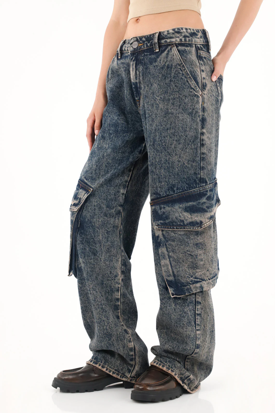 Women's Low Rise Wide Leg Cargo Jeans - Image 3