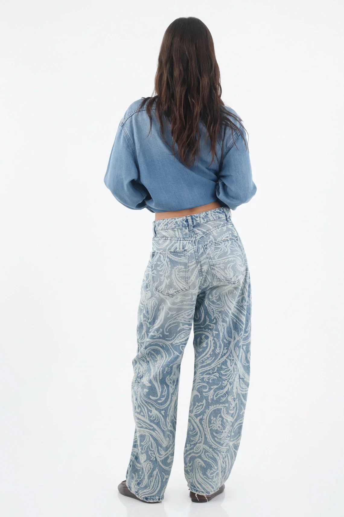 Light Blue Cotton Jeans for Women with Horseshoe Cut and Arabesque Print - Image 5