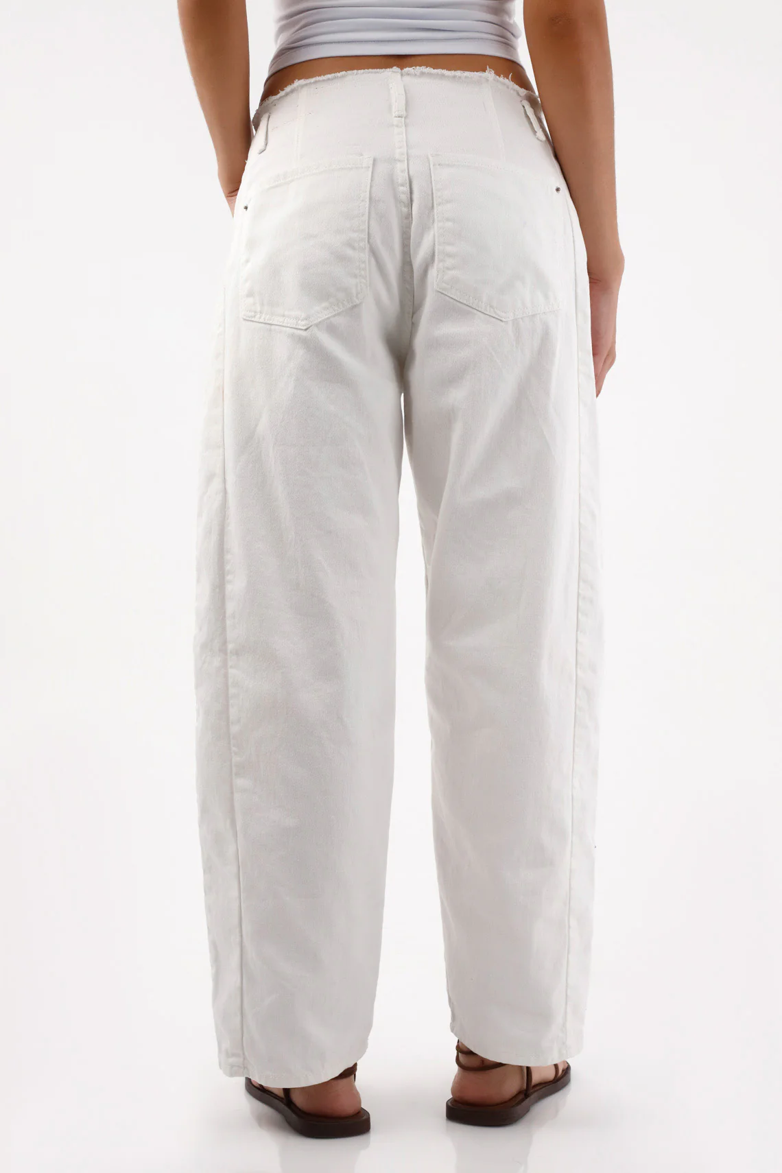 White cotton jeans for women with horse shoe cut and smooth waistband - Image 4