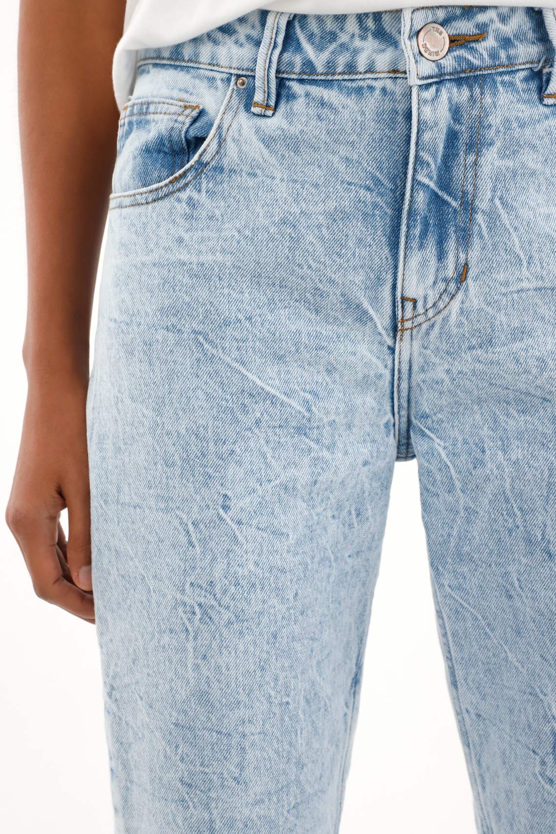 Women's high-waisted medium light wash mom jeans. - Image 3