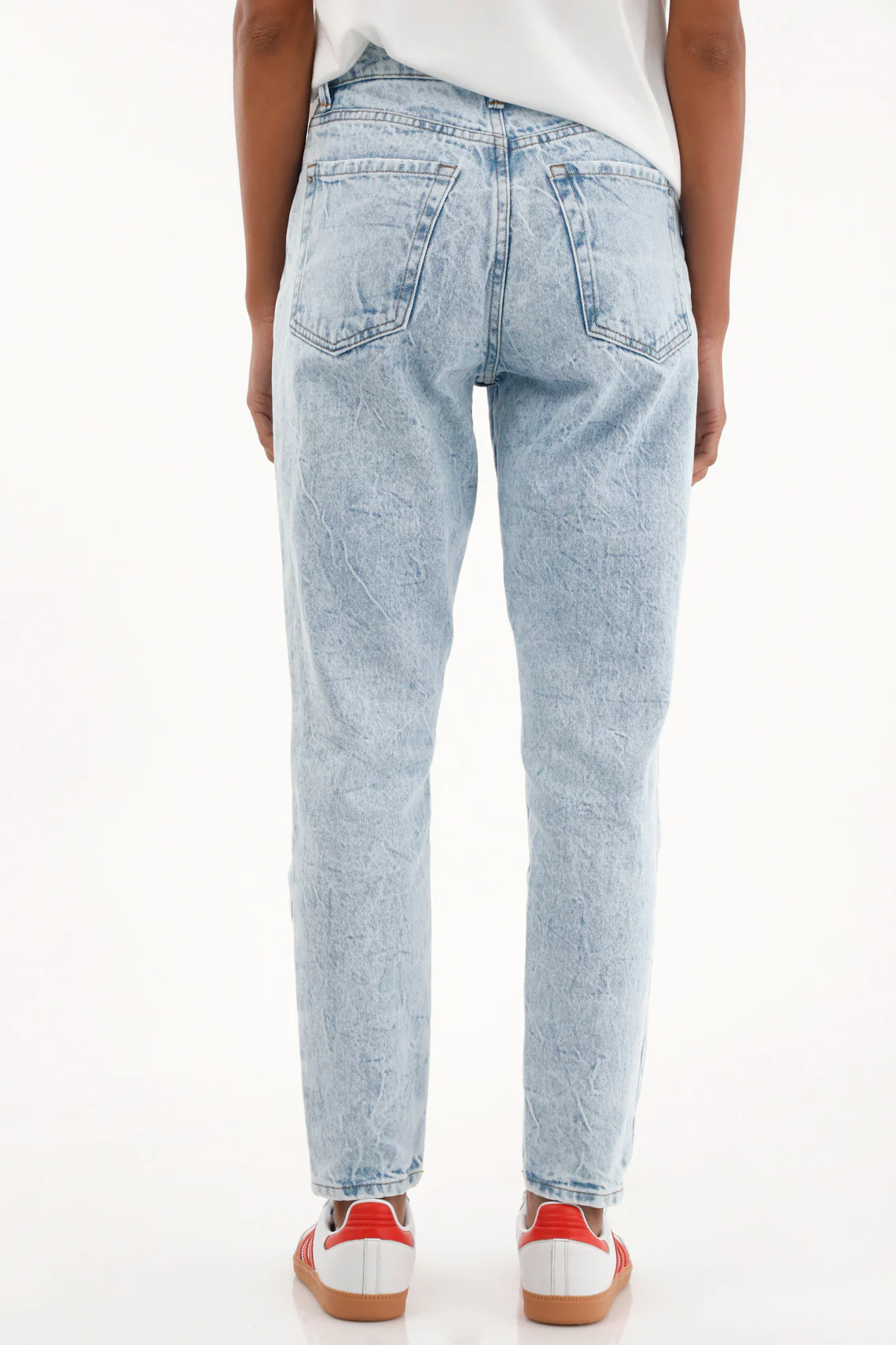Women's high-waisted medium light wash mom jeans. - Image 4