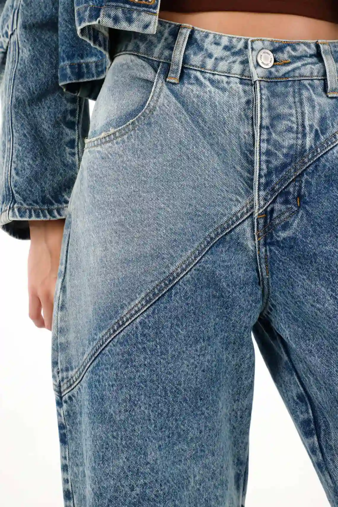 Blue Low Rise Horseshoe Jeans for Women - Image 4