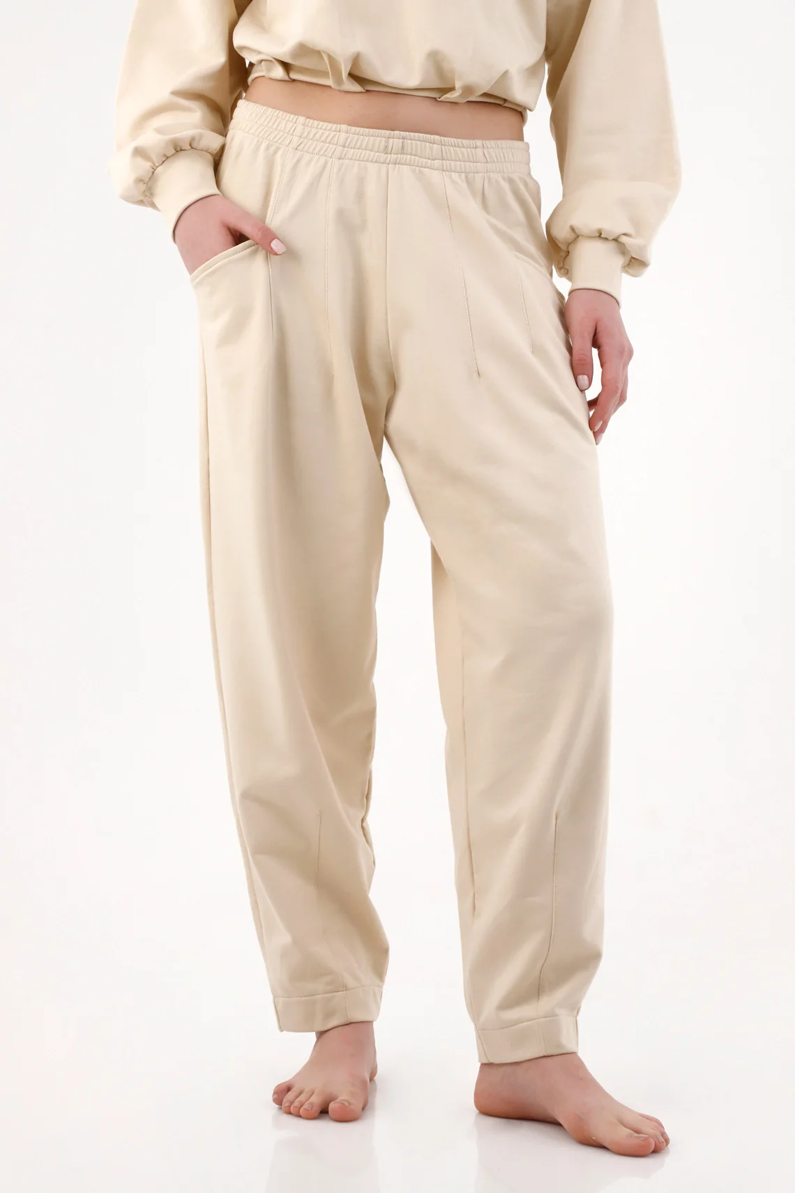 Women’s beige cotton pants with a relaxed fit and an elastic waistband - Image 2