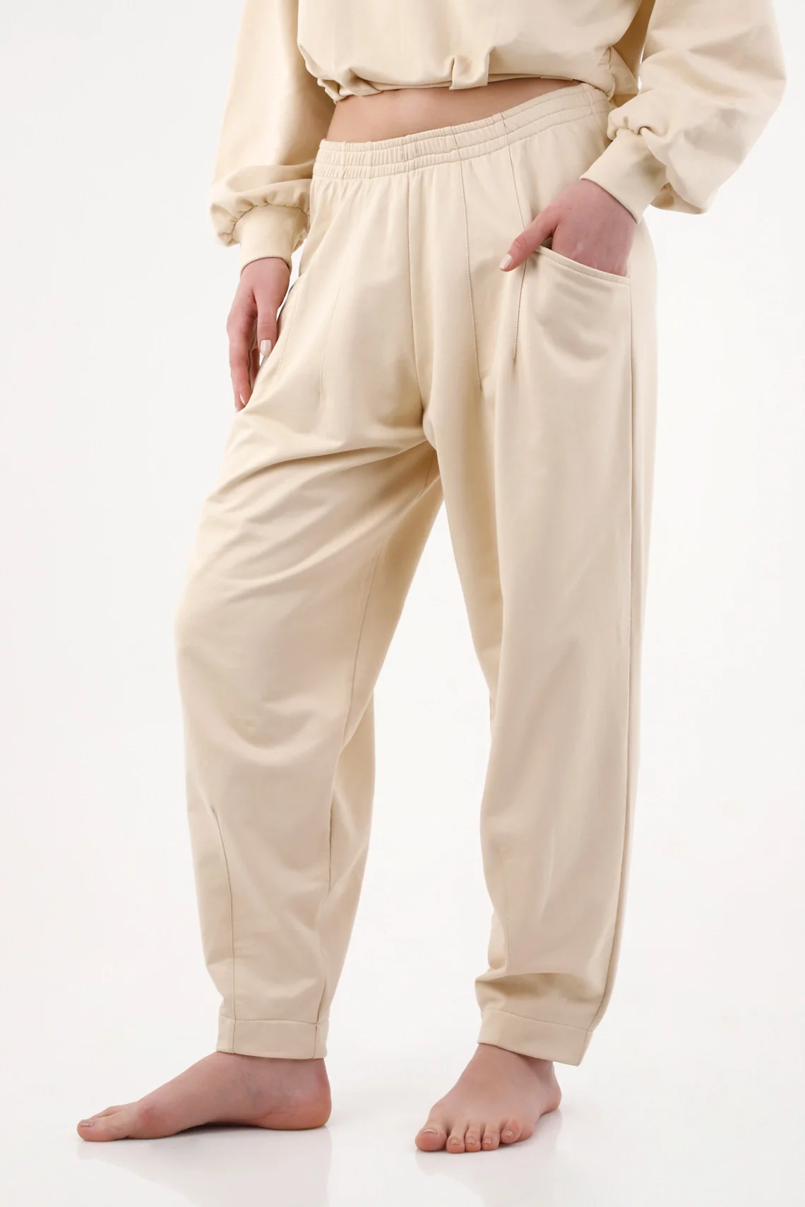 Women’s beige cotton pants with a relaxed fit and an elastic waistband - Image 3