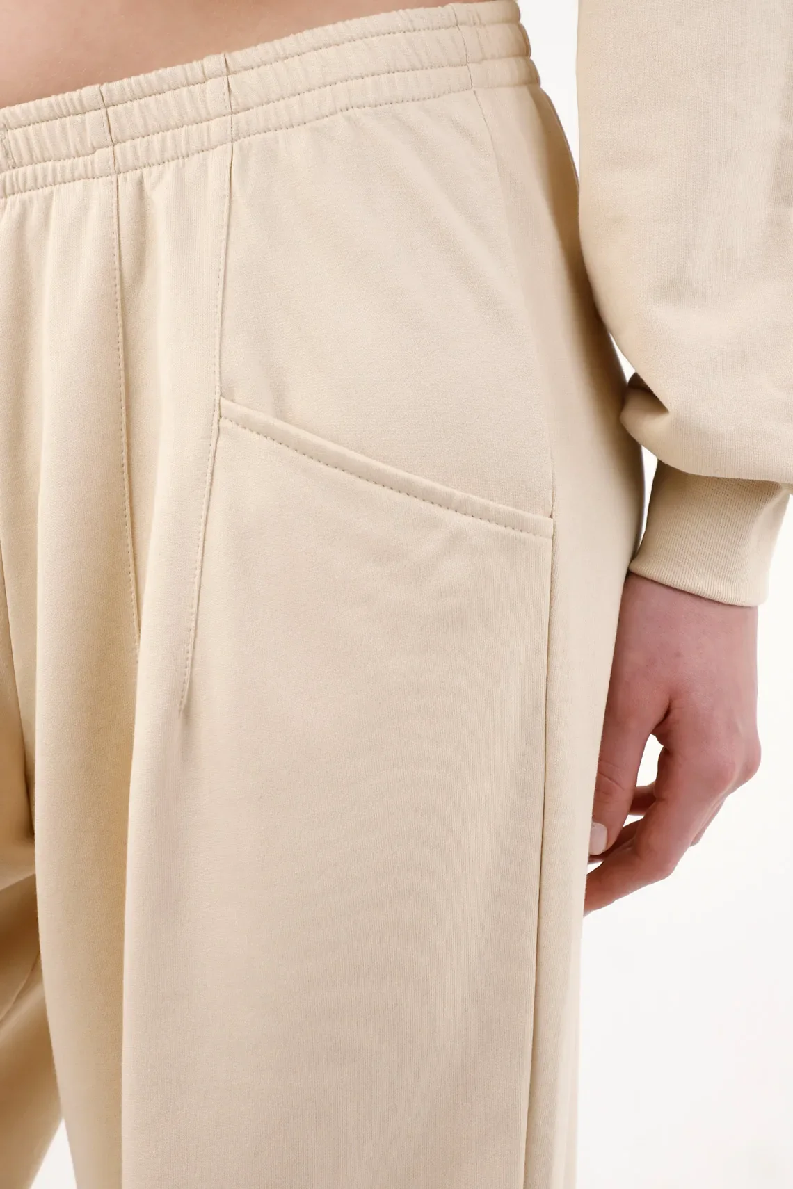 Women’s beige cotton pants with a relaxed fit and an elastic waistband - Image 4