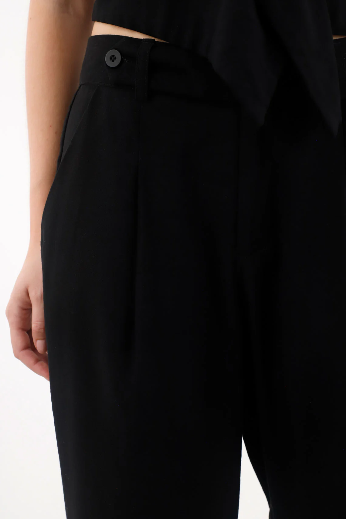 Black semi-fitted fluid fabric pants for women - Image 3