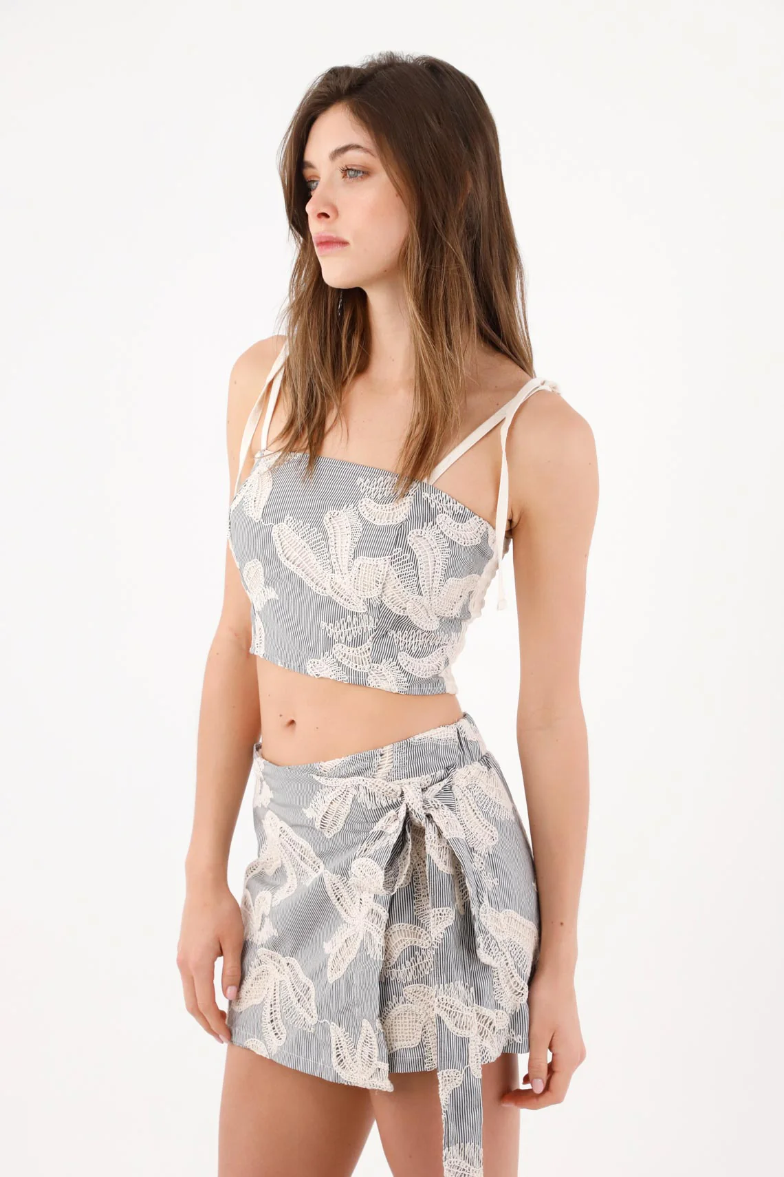 Straight crop top with embroidered florals in gray and white for women - Image 3