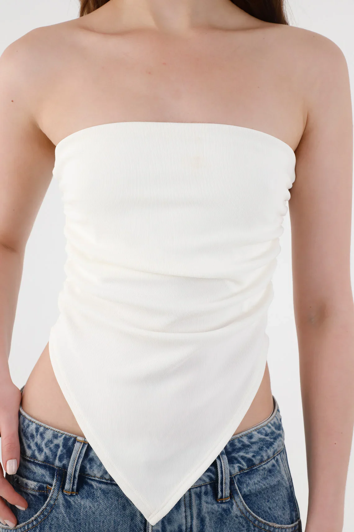 Women’s Fitted White Polyester Strapless Top with V-Neck - Image 3